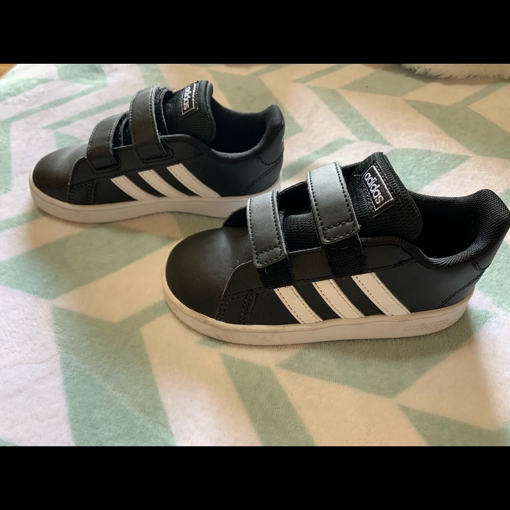 Kids Adidas Grand Court Sneaker, size 10